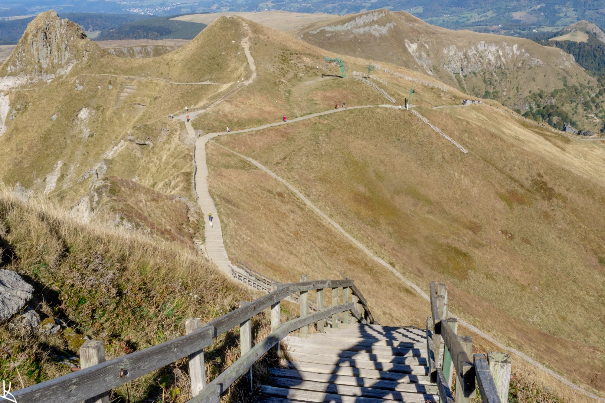 L'escalier qui plonge du puy de Sancy vers le pas de l'Ane